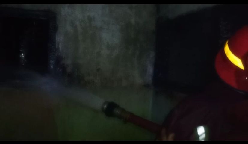 JINAKKAN API: Petugas  pemadam kebakaran sedang berusaha memadamkan kobaran api di sebuah rumah di Jalan Klampok Kasri II D, Kelurahan Gadingkasri, Kecamatan Klojen Jumat sore (3/6). (DAMKAR KOTA MALANG FOR RADAR MALANG)