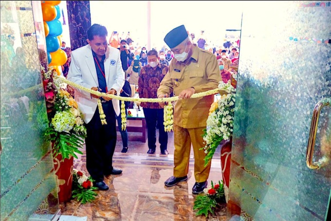 SIAP BEROPERASI: Komisaris Utama Klinik Utama Mata KECE Dr Safarudin Refa, Sp M.KVR mendampingi Bupati Malang M Sanusi dan Wakil Bupati Malang Didik Gatot Subroto serta Sekda Kabupaten Malang Wahyu Hidayat saat meresmikan Klinik Utama Mata KECE Singosari,