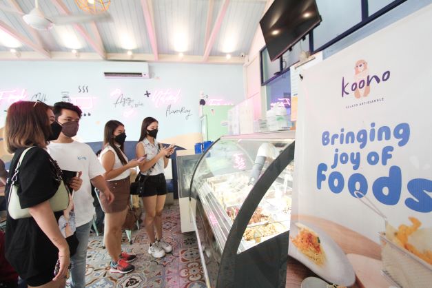 PILIH MENU: Pecinta es krim  sedang memilih menu di Koono Gelato Artigianale, di Jalan Bromo 19 Kota Malang. Tempat ini cocok untuk berburu es krim dan bersantai bersama pasangan ataupun keluarga. (ROFIA/RADAR MALANG)