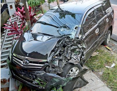 NAHAS: Bodi depan Toyota Innova ringsek setelah kecelakaan di Desa Tunjungtirto, Singosari, kemarin siang (31/5). (Darmono/ Radar Malang)