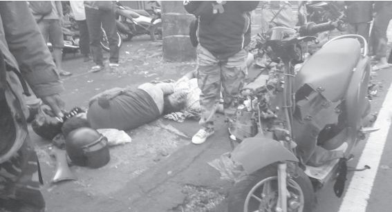 SEMPAT TAK SADAR: Dua korban kecelakaan lalu lintas di Jalan Sunandar Priyo Sudarmo tergeletak sebelum mendapatkan penanganan medis. (SATLANTAS POLRESTA MALANG KOTA FOR RADAR MALANG)