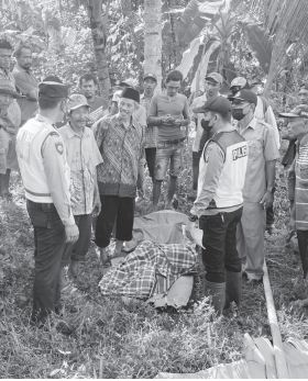 TAK BISA RENANG: Jenazah Rusmin yang tenggelam di Sungai Desa Tulungrejo, Kecamatan Donomulyo, sudah diangkat warga sebelum dimakamkan kemarin siang.(POLSEK DONOMULYO FOR RADAR MALANG)