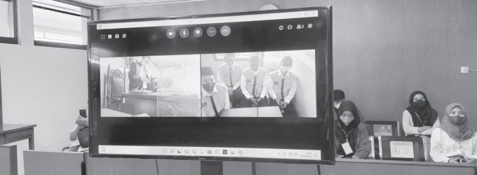 MATCH FIXING: Empat terdakwa kasus pengaturan skor sepak bola Liga 3 Zona Jawa Timur mengikuti sidang secara daring dari Lapas Lowokwaru kemarin. (BIYAN MUDZAKY HANINDITO / RADAR MALANG )