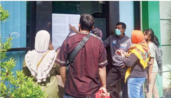 KARENA TAK PUAS: Wali murid mendatangi Disdikbud Kota Malang saat mempertanyakan hasil PPDB pada tahun lalu. (ANDIKA SATRIA PERDANA/RADAR MALANG)