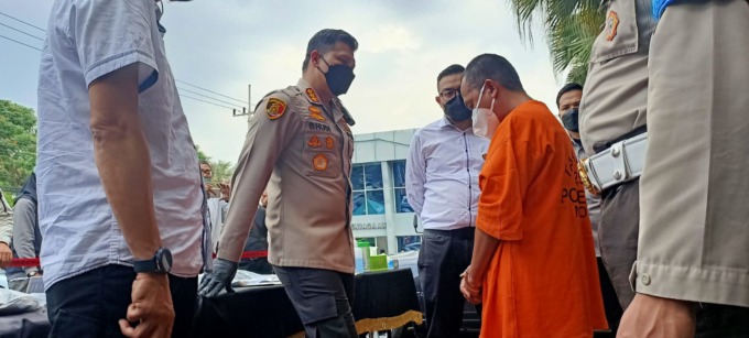 INTROGRASI:Kapolresta Malang Kota Kombes Pol Budi Hermanto sedang mengintrograsi MDH, 44, pelaku pembunuhan terhadap rekannya, Hari Setiawan, 40, di Mapolresta Malang Kota, kemarin (7/6). (SUHARTO/RADAR MALANG)
