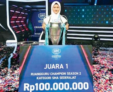 MENUJU PENTAS DUNIA: Emilda Puteri Aulia menunjukkan penghargaan usai menjuarai salah satu lomba akademis nasional bertajuk Ruang Guru Competition.