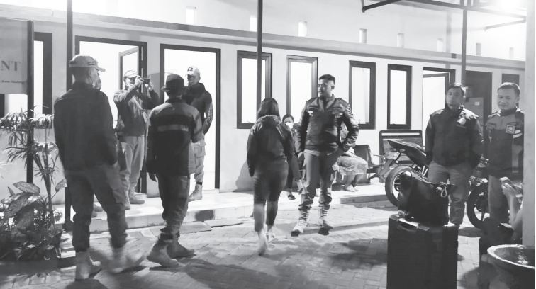 TINGKATKAN EFEK JERA: Semua PSK yang terjaring Razia pada Jumat malam (17/6) langsung dimasukkan ke basecamp milik dinas sosial pada Sabtu dini hari. Selain tes kesehatan, mereka juga akan menjalani rehabilitasi sosial.(SATPOL PP KOTA MALANG FOR RADAR MAL