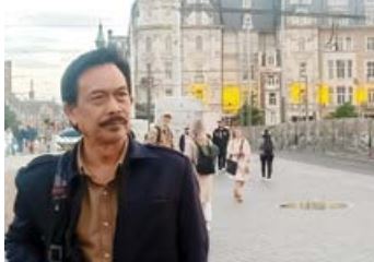 REVIEWER: Penulis saat berada di Den Haag, Belanda. (UIN MALIKI FOR RADAR MALANG)