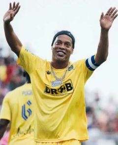 BANYAK AGENDA: Ronaldinho, bintang sepak bola dunia asal Brazil bakal ikut berlaga di event trofeo, Minggu nanti (26/6) di Stadion Kanjuruhan.(INSTAGRAM)