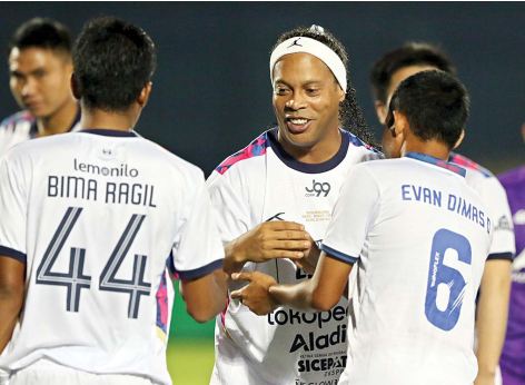 SUPERSTAR: Ronaldinho menyalami Evan Dimas Darmono dan seluruh pemain yang ambil bagian dalam laga Trofeo tadi malam di Stadion Kanjuruhan. Foto kanan, pada sore harinya, Ronaldinho sempat memberikan coaching clinic di Unggul Sport Center.