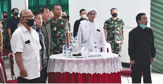 UNTUK NKRI: Sejumlah tamu undangan menyanyikan Lagu Indonesia Raya di Aula Makorem 083/BDJ, kemarin siang (14/6). (Penrem 083/Baladhika Jaya For Radar Malang)