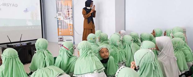 BELAJAR LITERASI: Puluhan siswa SD Plus Al Irsyad mengunjungi Perpustakaan Daerah Kota Batu, Senin (13/6). (ALIFIANI/RADAR BATU)