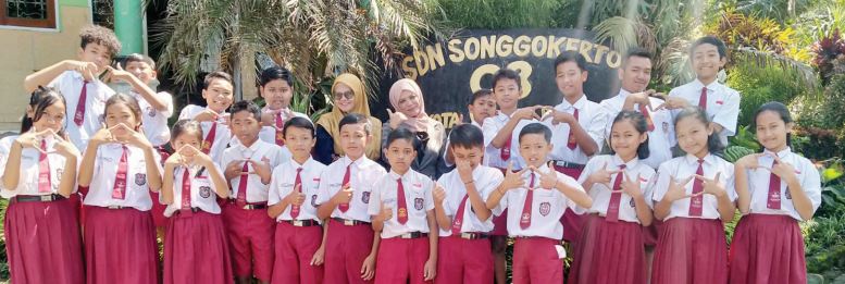 KOMPAK : Kepala Sekolah Helmina Mauludiyah MPd (tengah atas) bersama guru dan siswa saat persiapan Adiwiyata Nasional di SDN Songgokerto 3 kemarin.(SDN SONGGOKERTO 3 FOR RADAR MALANG)