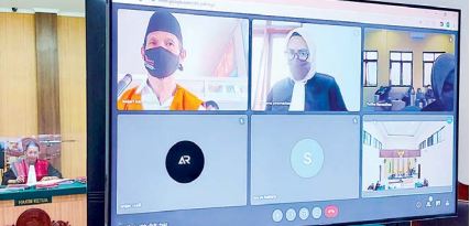 TUNTUTAN BERAT: Terdakwa Sugito ketika mengikuti sidang tuntutan secara daring di Pengadilan Negeri Kabupaten Malang, kemarin. (BIYAN MUDZAKY HANINDITO / RADAR MALANG)