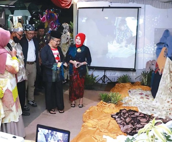 BERI APRESIASI: Wakil Wali Kota Batu Punjul Santoso bersama istri meninjau produk unggulan batik khas Kelurahan Sisir, Sabtu (25/6) malam.(KELURAHAN SISIR FOR RADAR BATU)
