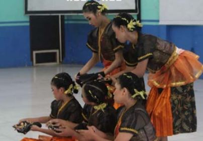 SPEKTAKULER: Penampilan tari batik rembaka yang disuguhkan lima siswi Spanega di SMPN 3 Kepanjen, Kamis (23/6).