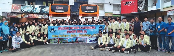 STUDI BANDING: Para mahasiswa jurusan Bahasa dan Sastra Arab IAIN Salatiga Jawa Tengah berkunjung ke kantor Radar Batu untuk belajar ilmu jurnalistik praktis, Senin (20/6) (ALI ZAINAL ABIDIN/RADAR BATU)