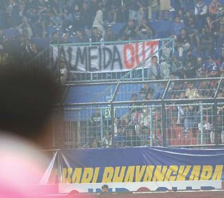 ASPIRASI SUPORTER: Spanduk bernada kritikan dibentangkan beberapa suporter di Stadion Kanjuruhan, Minggu lalu (26/6).(Darmono / Radar Malang)