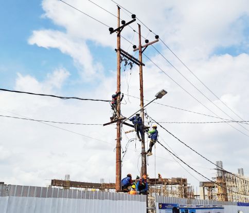Menimimalisir Kerusakan Listrik : PLN ULP Kota Batu memasang alat penangkal petir  (14/12.(ALIFIANI/RADAR BATU)