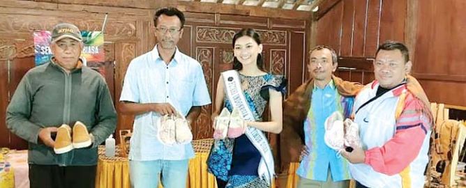 HASIL INOVASI: Arianto Nugroho (dua dari kiri) dan perwakilan Puteri Indonesia Jawa Timur 2022 Adinda Cresheilla (tengah) menunjukkan sepatu berbahan kain sutra.(ARIANTO NUGROHO FOR RADAR MALANG)