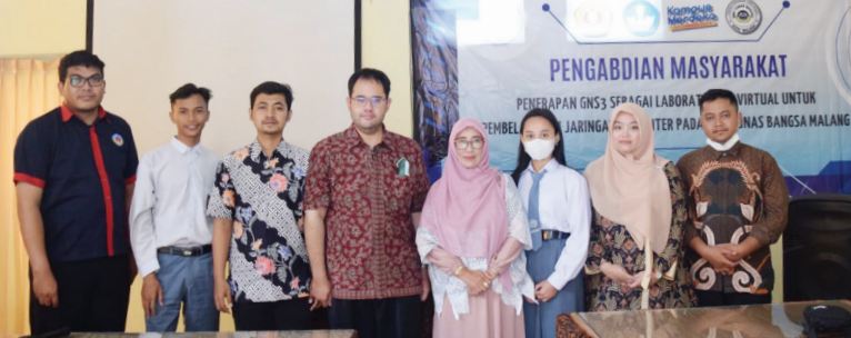 KOMPAK: Kepala SMK Tunas Bangsa Endah Sri Wahyuni SPd (empat dari kanan) bersama tim Pengabdian Masyarakat dari UPN