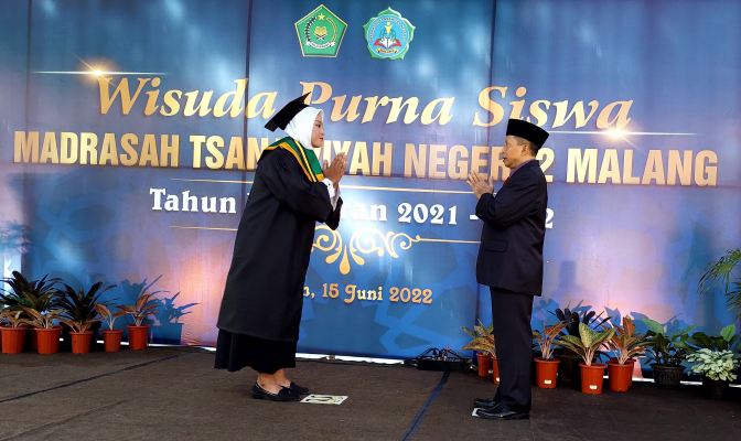 WISUDA LANGSUNG: Prosesi wisuda dan pelepasan siswa kelas IX yang digelar di halaman MTsN 2 Malang, kemarin. (RENI INDRISARI/RADAR KANJURUHAN)