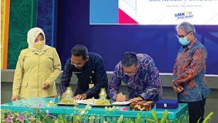 MAKSIMALKAN SDM : Penandatanganan MoU antara SMKN 1 Singosari dengan Wuling Motors di aula SMKN 1 Singosari.(HANIFUDIN MUSA/RADAR KANJURUHAN)