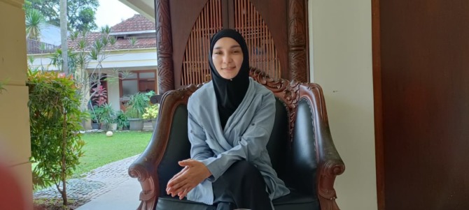 KUMPUL KELUARGA: Ya’qud Ananda Gudban di rumahnya, kemarin. (NENY FITRIN/RADAR MALANG)