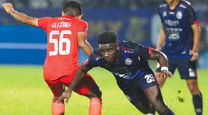 INGIN HAPPY ENDING: Abel Camara berusaha lepas dari kawalan pemain Borneo FC Fajar Fathurahman, Kamis lalu (14/7). Dia mengaku bakal all-out di laga leg kedua, hari ini (17/7) (DARMONO/RADAR MALANG)