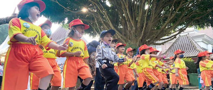 HARI ANAK NASIONAL: Siswa Kelompok B TK Negeri Pembina Kepanjen ikut dalam permainan edukasi lalu lintas dari Dinas Perhubungan di Pendapa Panji, Kepanjen, kemarin. (Yudistira/Radar Malang)
