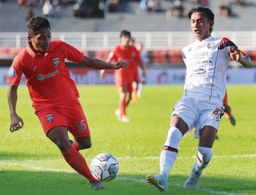 TERPENGARUH GOL CEPAT: Jhon Alfarizi (kanan) berupaya merebut bola yang dikuasai M. Faturrahman di laga kemarin sore (24/7).