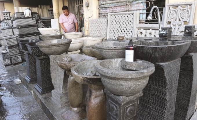 KERAJINAN: Salah satu pembeli mengamati sanitair, beberapa waktu lalu. Sanitair merupakan salah satu keunggulan Kelurahan Karangbesuki. (DARMONO/RADAR MALANG)