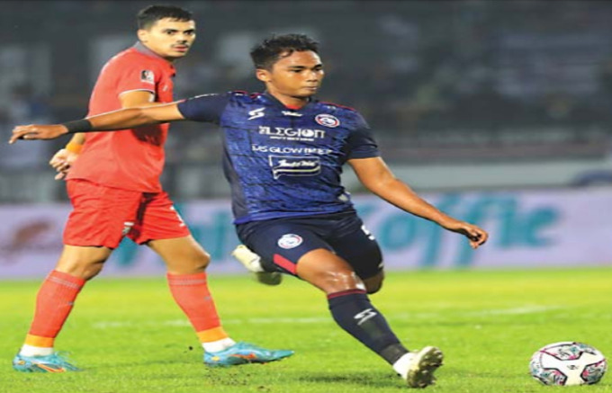 WAJIB KOMPAK: Rizky Dwi Febrianto bakal berupaya ekstra di laga nanti malam. Selain menggalang pertahanan, dia siap membantu sektor penyerangan. (Darmono / Radar Malang)