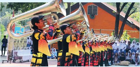 ATRAKTIF: Penampilan peserta ekskul marching band Smaneka di depan siswa baru di acara MPLS.