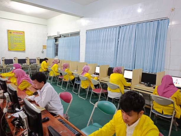 BERJALAN TERTIB: Ratusan mahasiswa UT Malang di Kota Kediri saat sosialisasi sebelum pelaksanaan Ujian Online dimulai. (UT FOR RADAR MALANG)
