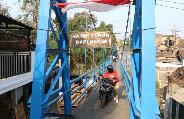 PERKAMPUNGAN: Jembatan di Jalan Juanda Gang 8 menghubungkan Polehan-Jodipan. (Darmono/Radar Malang)
