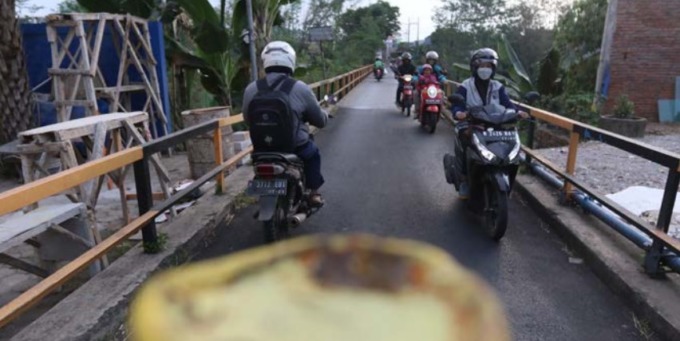 BARU DIBANGUN: Jembatan Lowokdoro tampak mulus setelah dibangun oleh Pemkot Malang. (Darmono/Radar Malang)