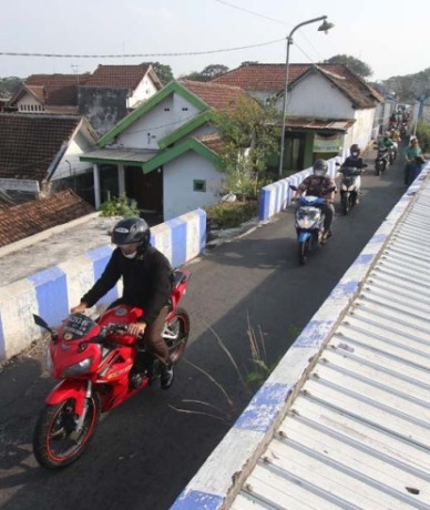 JALAN PINTAS: Para pengendara melintasi jembatan Pelor, Jumat lalu (29/7). Jalur ini menghubungkan kawasan Oro-Oro Dowo menuju Kelurahan Samaan. (Darmono/Radar Malang)