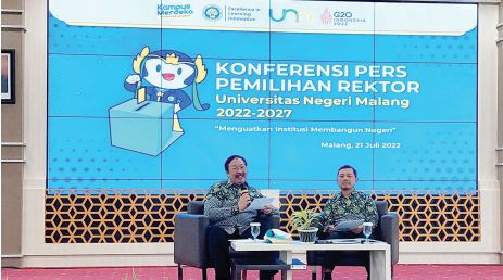 HARUS SIAP PIMPIN PTNBH: Ketua Panitia Pemilihan Rektor Prof Dr H Suko Wiyono SH MHum (kiri) memberi penjelasan saat jumpa pers kemarin pagi.