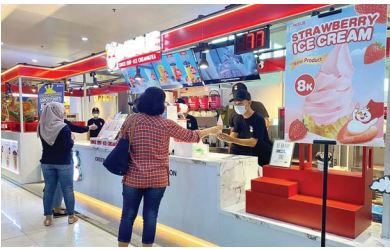 HARGA TERJANGKAU: Sejumlah pengunjung bertransaksi di Mixue MOG, kemarin. Harga di outlet tersebut dibanderol mulai harga Rp 8 ribu sampai Rp 24 ribu