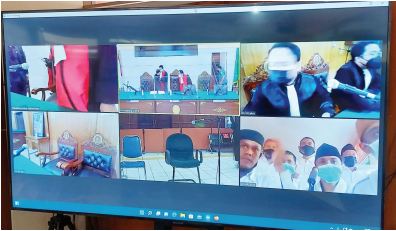 CURANG: Para terdakwa mengikuti sidang kasus elpiji oplosan secara daring di Lapas Lowokwaru