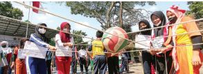LATIH KEKOMPAKAN: Sejumlah siswa baru mengikuti outbound dalam rangkaian MPLS SMPN 2 Malang kemarin.