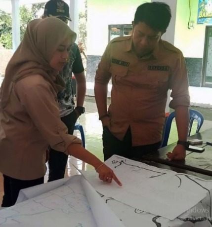 CERMATI OBYEK PAJAK: Kepala Bapenda Kabupaten Malang Made Arya Wedhantara (kanan) memetakan objek pajak di Kecamatan Gedangan. (YUDISTIRA/RADAR MALANG)