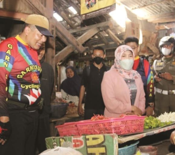 JADI DIPERBAIKI?: Wakil Bupati Malang Didik Gatot Subroto (kiri) berbincang dengan pedagang Pasar Ngebruk kemarin.(YUDHISTIRA/RADAR MALANG )