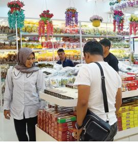 JUJUKAN: Wisatawan yang datang ke Kota Batu sedang berbelanja di Royal Oleh-Oleh.