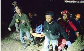 KECELAKAAN TUNGGAL: Relawan dan anggota PMI Kota Malang mengevakuasi jenazah Ahmad Wildan Abdi dari dasar Jembatan Tunggul Mas, Sabtu malam (23/7), sekitar pukul 22.46.