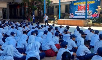 ANTUSIAS: Sebanyak 287 siswa baru SMPN 1 Singosari mengikuti MPLS di halaman sekolah, kemarin (21/7)