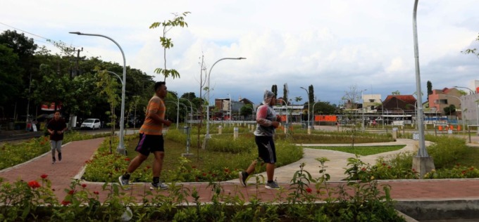 FASILITAS LENGKAP: Sejumlah pengunjung menikmati wahana jogging track di Taman Bunga, Kelurahan Merjosari, beberapa waktu lalu. Selain berfungsi mempercantik wajah kota dan menjadi area resapan air hujan, keberadaan taman juga bisa menjadi sarana olahraga