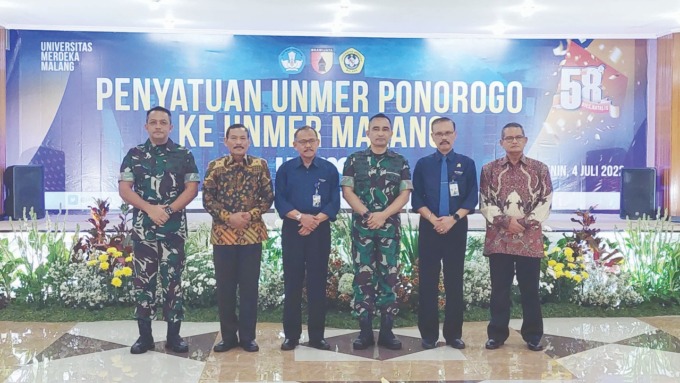SEMANGAT MELAYANI MASYARAKAT: Irdam V Brawijaya Tjatur Putra Gunadi SSos MM MTr (tiga dari kanan) dan Rektor Unmer Malang Prof Dr Anwar Sanusi SE MSi (dua dari kanan) kemarin. Ini juga sebagai rangkaian Dies Natalis ke-58 Unmer.