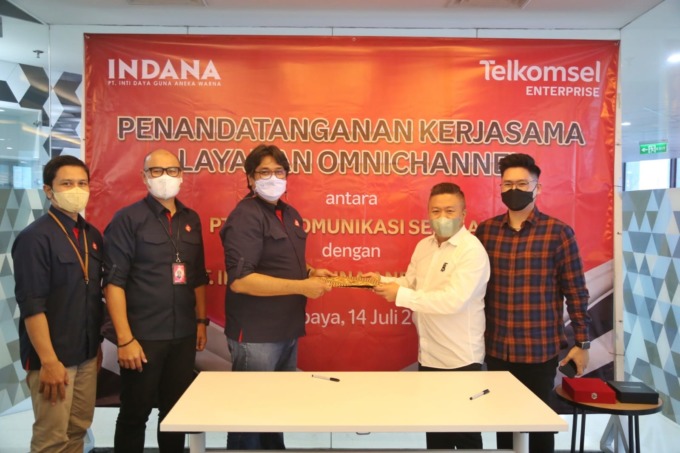 Vice President Area Account Management Telkomsel, Samuel Pasaribu (tiga dari kiri) dan Vice President INDANA, Steven Sugiarto melakukan penandatanganan Kerjasama layanan Omni Chanel yang dimanfaatkan PT Inti Daya Guna Aneka Warna sebagai Contact Center.